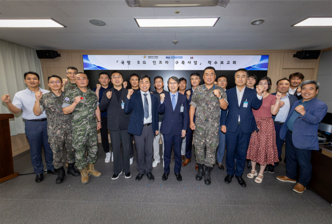 KT가 국방부와 '국방 5G 인프라 구축 사업'의 착수보고회를 열고 총 207억원 규모의 첨단 국방 통신 인프라 구축에 본격 돌입한다. 사진은 KT Enterprise부문 이행1본부장 이진권 상무(앞줄 왼쪽부터 6번째)와 국방부, 한국지능정보사회진흥원(NIA) 주요 관계자가 '국방 5G 인프라 구축' 사업 착수보고회에서 참석한 모습. /사진=KT