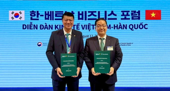 이호성(오른쪽) 하나은행장과 레 응옥 람 베트남투자개발은행장이 지난 12일 서울시 롯데호텔 본관 크리스탈볼룸에서 업무협약을 체결한 뒤 기념촬영을 하고 있다./사진=하나은행