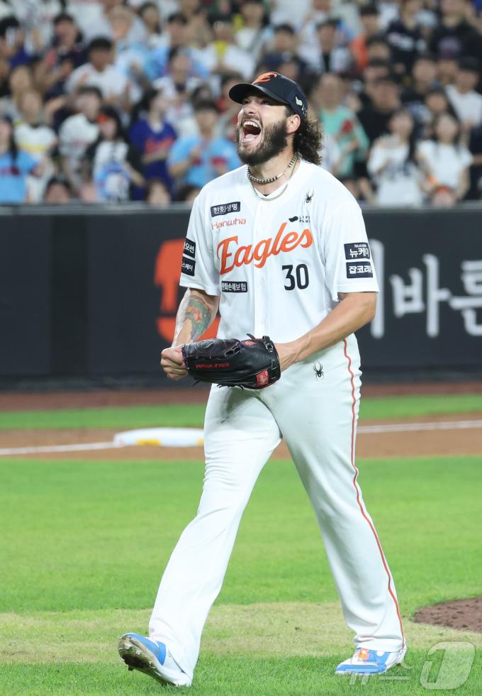 12일 대전 한화생명볼파크에서 열린 프로야구 '2025 신한 SOL 뱅크 KBO리그' 한화이글스 대 롯데자이언츠 경기에서 한화 폰세가 6회 삼진을 잡으며 KBO 최소경기 200 탈삼진 기록을 세우며 포효하고 있다. 2025.8.12/뉴스1 ⓒ News1 김기남 기자