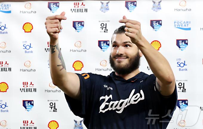 12일 대전 한화생명볼파크에서 열린 프로야구 '2025 신한 SOL 뱅크 KBO리그' 한화이글스 대 롯데자이언츠 경기에서 한화 폰세가 KBO 최소경기 200 탈삼진, 15숭을 거둔 뒤 팬들에게 인사하고 있다. 2025.8.12/뉴스1 ⓒ News1 김기남 기자