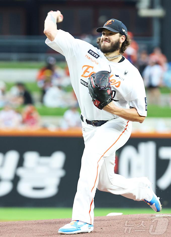 12일 대전 한화생명볼파크에서 열린 프로야구 '2025 신한 SOL 뱅크 KBO리그' 한화이글스 대 롯데자이언츠 경기에서 한화 선발 폰세가 투구하고 있다. 2025.8.12/뉴스1 ⓒ News1 김기남 기자
