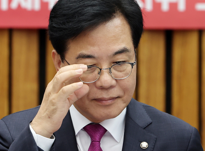 국민의힘이 윤석열 전 대통령에 이어 김건희여사가 구속된것에 대해 "드릴 말씀이 없다"고 언급을 자제했다. 사진은 지난 11일  송언석 국민의힘 비상대책위원장 겸 원내대표가 서울 여의도 국회에서 열린 한미 관세 협상 의미와 평가 긴급 세미나에서 안경을 고쳐쓰고 있는 모습. /사진=뉴시스