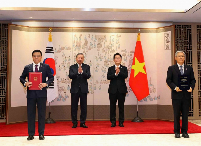 김동철 한전 사장(오른쪽)이 PVN과 원전분야 인력 양성을 위한 MOU를 체결후 레 마잉 훙 베트남 PVN 회장(왼쪽 첫번째), 또 럼 베트남 공산당 서기장(왼쪽 두번째)과 기념사진을 찍고 있다./한전