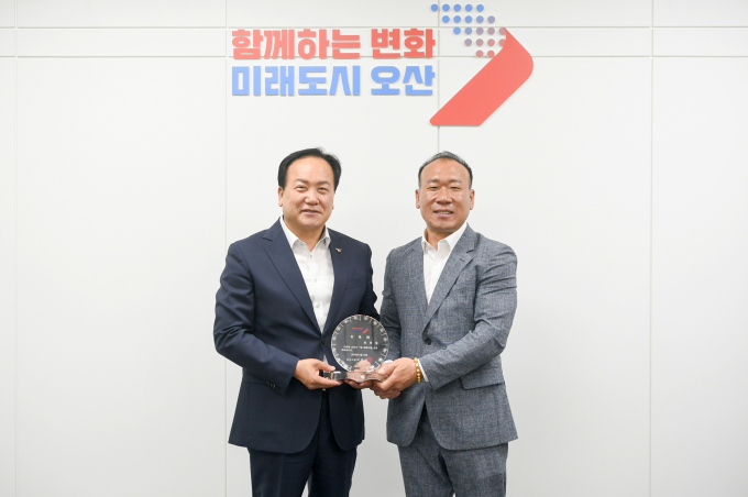 이권재 오산시장이 지난 12일, (재)오산 리더스 강원 정은철 회장에게 '1일 명예시장'으로 위촉하고 위촉패를 전달하고 있다. /사진제공=오산시 