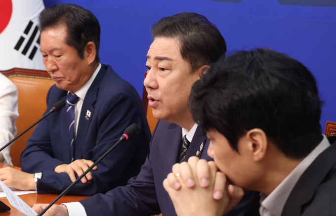 김병기 더불어민주당 원내대표가 13일 오전 서울 여의도 국회에서 열린 당 최고위원회의에서 대북송금 의혹 사건과 관련해 발언을 하고 있다. /사진=뉴시스