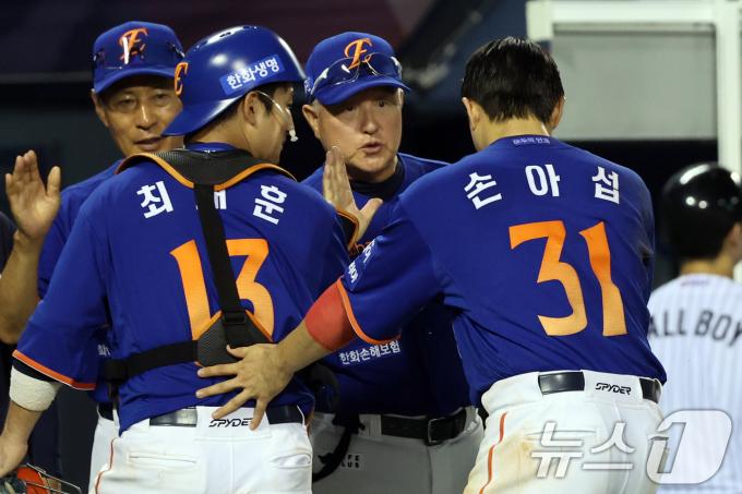 10일 오후 서울 송파구 잠실야구장에서 열린 프로야구 '2025 신한 SOL뱅크 KBO 리그' 한화 이글스와 LG 트윈스의 경기에서 5대4로 승리한 한화 김경문 감독과 선수들이 기뻐하고 있다. 2025.8.10/뉴스1 ⓒ News1 황기선 기자