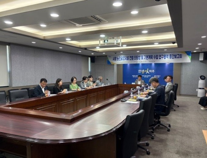 파주시가 12일 최병갑 파주시 부시장(가운데), 이경락·김지언 교수, 황재영 노인연구정보센터장 등 자문위원이 참석한 가운데 ‘시립 노인요양시설 건립 타당성 및 기본계획 수립’ 연구용역 중간보고회를 열고 있다. /사진제공=파주시
