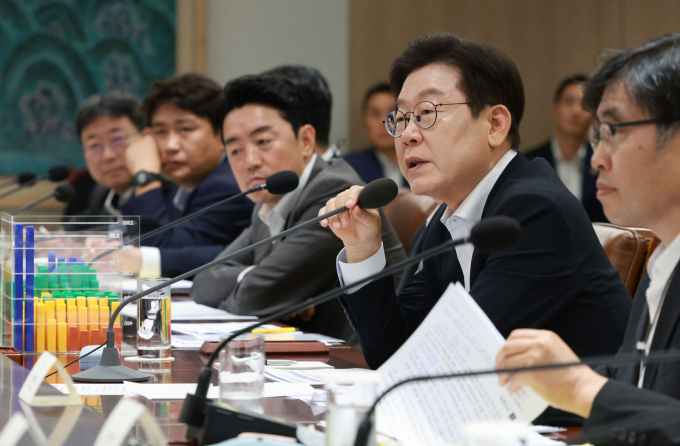 이재명 정부가 인공지능(AI)·바이오 등 미래 신산업 육성과 재생에너지 전환을 앞세운 '혁신경제' 비전을 내놨다.  사진은 이재명 대통령이 13일 서울 용산 대통령실 청사에서 열린 나라재정 절약 간담회에서 발언하고 있는 모습. /사진=뉴시스