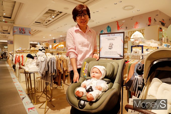 광주신세계 본관 6층 매장에서 직원이 브라이텍스 카시트를 선보이고 있다 광주신세계 베이비 페어는 14일부터 17일까지 본관 지하 1층에서 진행된다/사진=광주신세계 제공.