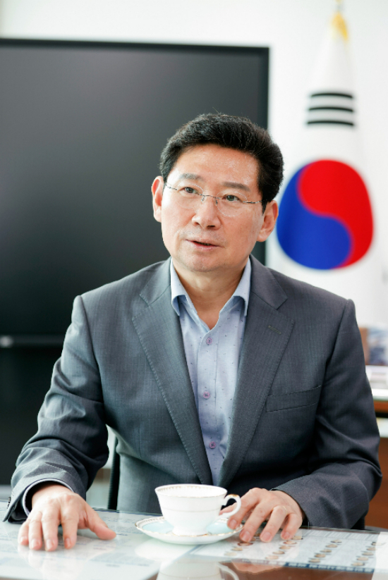  이상일 용인특례시장이 13일 구윤철 기획재정부 장관에게 '용인 첨단시스템반도체 클러스터 국가산업단지'에 토지를 수용당한 이주민과 이주기업을 위한 지원책을 담은 서한문을 보냈다. /사진제공=용인특례시