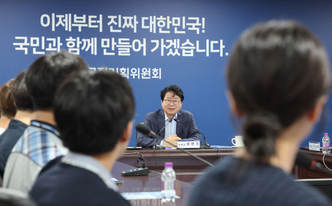  이한주 국정기획위원회 위원장이 22일 서울 종로구 정부서울청사 창성동 별관에서 열린 청소년 명예 국정기획위원 위촉식에서 모두발언을 하고 있다. /사진=뉴스1