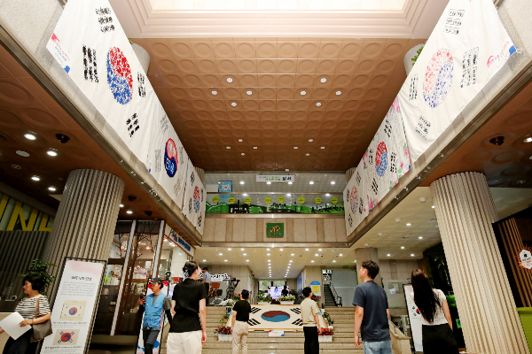사진은 80주년 광복절을 이틀 앞둔 지난 13일 대구 달서구청 로비에 주민들이 광복 80주년을 맞아 곡물, 헌 옷, 페트병 뚜껑, 손바닥 도장 등을 활용해 직접 만든 태극기가 전시된 모습. /사진=뉴스1