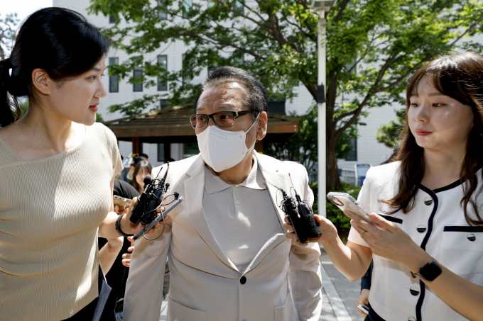 민중기 특별검사팀(김건희특검팀)이 고가의 금품을 수수하고 정치권 로비를 시도한 혐의를 받는 건진법사 전성배씨를 오는 18일 피의자 신분으로 소환한다. 사진은 지난 6월23일 2018년 지방선거 공천헌금 의혹 혐의를 받는 건진법사 전성배씨가 서울 양천구 서울남부지법에서 열린 3차 공판에 출석하고 있는 모습. /사진=뉴스1(공동취재)