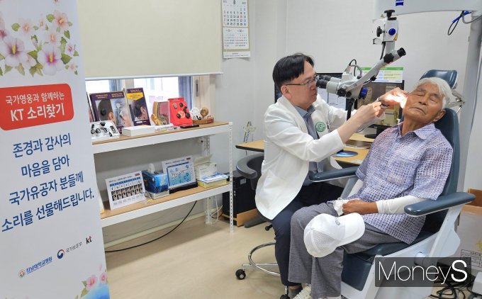 조형호 전남대학교병원 이비인후과 교수가 국가유공자의 난청을 치료하고 있다/사진=KT전남북광역본부 제공.