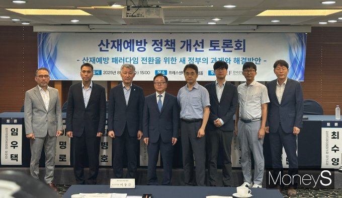 이동근 한국경영자총협회 상근부회장(왼쪽 네 번째)을 비롯한 참석자들이 13일 오후 서울 중구 한국프레스센터 서울클럽홀에서 열린 산재예방 정책 개선 토론회에서 기념 촬영을 하고 있다. /사진=장동규 기자
