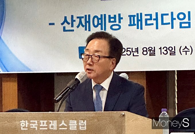 이동근 한국경영자총협회 상근부회장이 13일 오후 서울 중구 한국프레스센터 서울클럽홀에서 열린 산재예방 정책 개선 토론회에서 인사말을 하고 있다./사진=장동규 기자