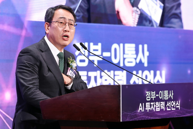 유영상 SK텔레콤 대표가 유심 해킹 사태 이후의 소회를 밝히며 외부 소통에 나섰다. 사진은 유영상 SK텔레콤 대표가 12일 오후 서울 중구 웨스틴조선호텔에서 열린 'AI 투자 활성화를 위한 정부·이통사 AI 투자협력 선언식'에서 축사를 하고 있는 모습. /사진=뉴스1