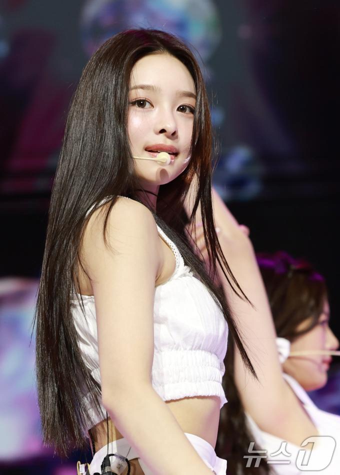 그룹 앳하트(AtHeart) 나현이 13일 서울 한남동 블루스퀘어에서 가진 첫 번째 EP 'Plot Twist' 쇼케이스에서 타이틀 곡 'Plot Twist'를 선보이고 있다. 2025.8.13/뉴스1 ⓒ News1 권현진 기자