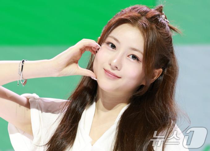 그룹 앳하트(AtHeart) 봄이 13일 서울 한남동 블루스퀘어에서 가진 첫 번째 EP 'Plot Twist' 쇼케이스에서 포즈를 취하고 있다. 2025.8.13/뉴스1 ⓒ News1 권현진 기자