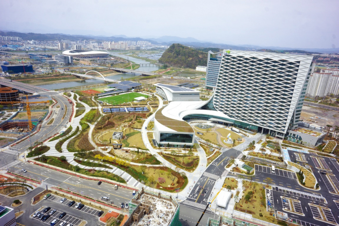 새 정부가 공공 주도 공급 정책의 집행 속도를 높이기 위해 한국토지주택공사(LH) 후임 사장 인선에 속도를 낼 전망이다. 오는 9월 새 사장이 선임될 것이란 관측이 나온다. 사진은 경남 진주시 LH 사옥 전경. /사진=LH