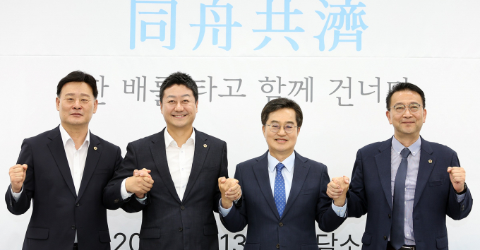 13일 도담소에서 열린 여야정협치위원회 협약식에서 김동연 경기도지사(왼쪽에서 세 번째), 김진경 경기도의회 의장(두 번째), 최종현 경기도의회 더불어민주당 대표의원(맨 왼쪽), 백현종 경기도의회 국민의힘 대표의원(맨 오른쪽)이 협약서에 서명하고 힘찬 출발을 다짐하는 모습. /사진제공=경기도