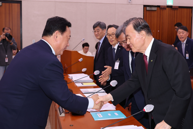 국민의힘 출신으로 민주당의 주요 농정 현안을 정면 비판해온 홍문표 aT 사장의 임기 완주 여부에 관심이 커지고 있다. 지난해 10월22일 열린 한국마사회, 한국농수산식품유통공사, 한국농어촌공사 등에 대한 국정감사에서 어기구 당시 농림축산식품해양수산위원회 위원장과 홍 사장(오른쪽)이 악수를 하고 있다. /사진=뉴시스