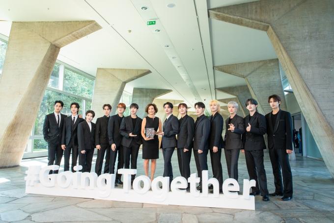 유네스코 청년 친선대사 임명식에 참석한 세븐틴과 오드레 아줄레 유네스코 본부 사무총장(가운데)/플레디스 제공