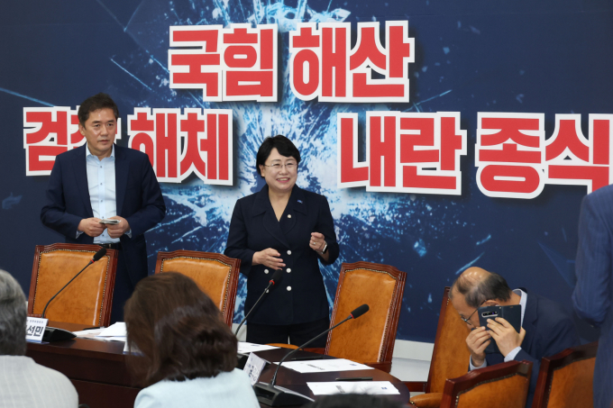 조국혁신당이 13일 서울 여의도 국회에서 비공개 당무위원회를 열고 현 지도부의 임기 단축을 결정했다. 김선민 조국혁신당 대표 권한대행이 13일 오후 현안 논의를 위해 서울 여의도 국회에서 비공개로 열린 당무위원회의에 참석하고 있다. /사진=뉴스1