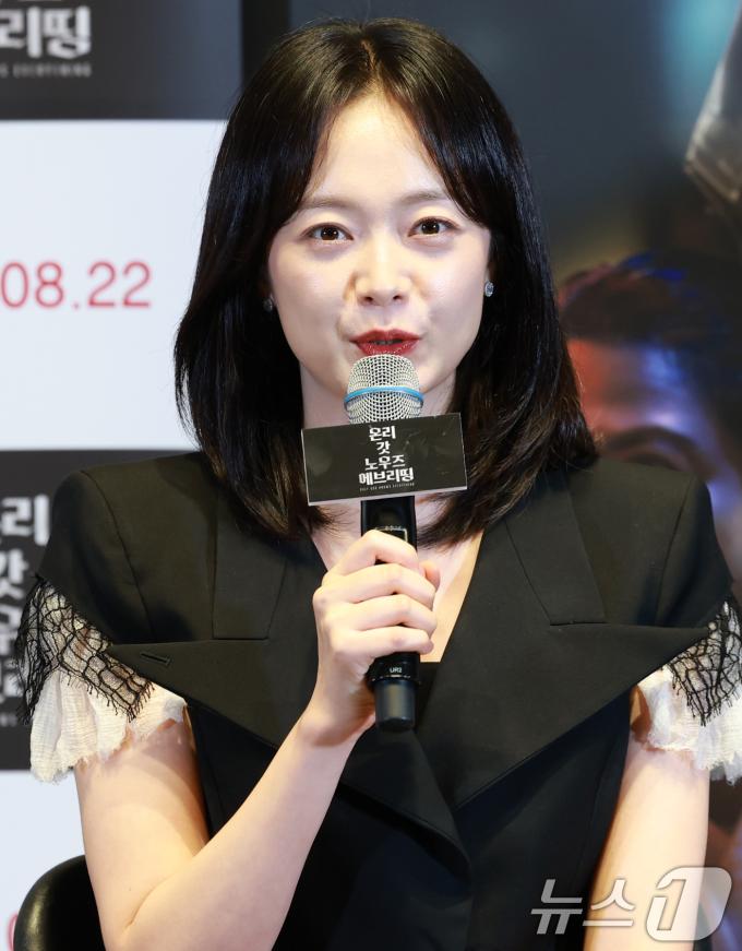 배우 전소민이 13일 오후 서울 삼성동 메가박스 코엑스에서 열린 영화 '온리 갓 노우즈 에브리띵' 언론시사회에 참석해 인사말을 하고 있다. '온리 갓 노우즈 에브리띵'은 사제 서품을 받은 신부 도운(신승호)이 실종된 어머니의 죽음에 얽힌 고해성사를 듣고, 복수와 신앙심 사이의 딜레마 속에서 감춰진 비밀을 파헤치는 미스터리 추적 스릴러다. 2025.8.13/뉴스1 ⓒ News1 권현진 기자