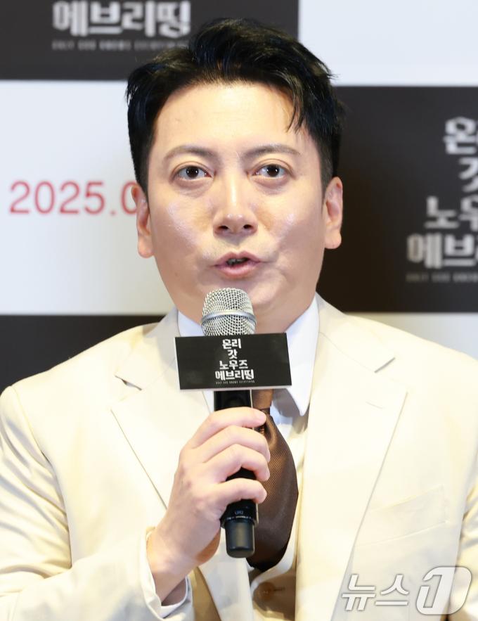 배우 박명훈이 13일 오후 서울 삼성동 메가박스 코엑스에서 열린 영화 '온리 갓 노우즈 에브리띵' 언론시사회에 참석해 인사말을 하고 있다. '온리 갓 노우즈 에브리띵'은 사제 서품을 받은 신부 도운(신승호)이 실종된 어머니의 죽음에 얽힌 고해성사를 듣고, 복수와 신앙심 사이의 딜레마 속에서 감춰진 비밀을 파헤치는 미스터리 추적 스릴러다. 2025.8.13/뉴스1 ⓒ News1 권현진 기자