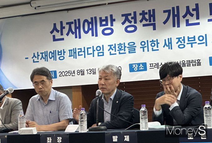 김성규 가천대 길병원 교수(전 산업안전보건연구원장)가 13일 서울 중구 한국프레스센터에서 열린 '산재예방 정책 개선 토론회'의 진행을 하고 있다. /사진=장동규 기자