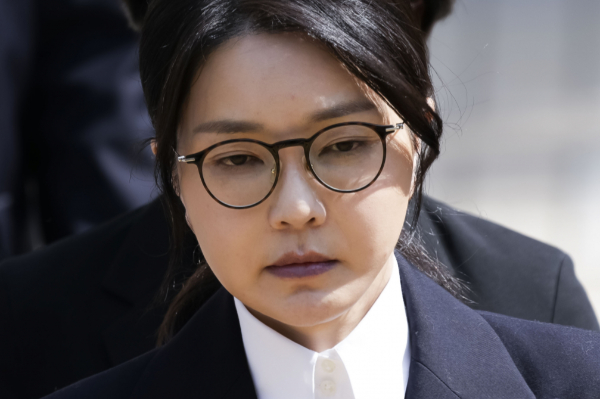 김건희 여사가 구속 이후 식사하지 못하고 있는 것으로 전해졌다. 사진은 윤석열 전 대통령 부인 김건희 여사가 지난 12일 오후 서울 서초구 서울중앙지법에서 열린 구속 전 피의자 심문(영장실질심사)를 마치고 나오고 있는 모습. /사진=뉴스1(공동취재단)