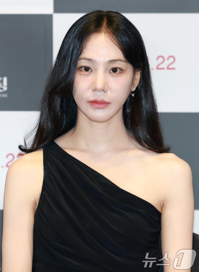 배우 한지은이 13일 오후 서울 삼성동 메가박스 코엑스에서 열린 영화 '온리 갓 노우즈 에브리띵' 언론시사회에 참석해 매력을 발산하고 있다. '온리 갓 노우즈 에브리띵'은 사제 서품을 받은 신부 도운(신승호)이 실종된 어머니의 죽음에 얽힌 고해성사를 듣고, 복수와 신앙심 사이의 딜레마 속에서 감춰진 비밀을 파헤치는 미스터리 추적 스릴러다. 2025.8.13/뉴스1 ⓒ News1 권현진 기자