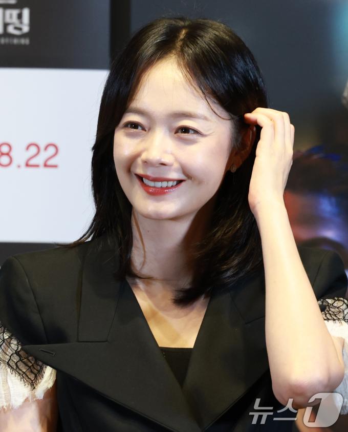 배우 전소민이 13일 오후 서울 삼성동 메가박스 코엑스에서 열린 영화 '온리 갓 노우즈 에브리띵' 언론시사회에 참석해 미소를 짓고 있다. '온리 갓 노우즈 에브리띵'은 사제 서품을 받은 신부 도운(신승호)이 실종된 어머니의 죽음에 얽힌 고해성사를 듣고, 복수와 신앙심 사이의 딜레마 속에서 감춰진 비밀을 파헤치는 미스터리 추적 스릴러다. 2025.8.13/뉴스1 ⓒ News1 권현진 기자
