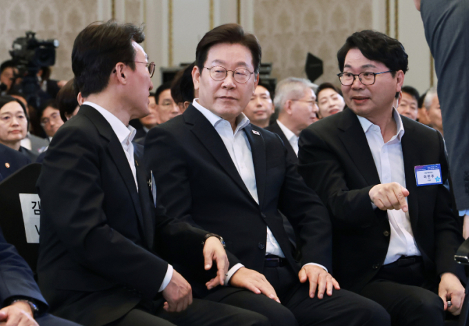 이재명 대통령(가운데)이 13일 청와대 영빈관에서 열린 국정기획위원회 국민보고대회에서 김민석 국무총리(왼쪽) , 이한주 국정기획위원회 위원장과 대화하고 있다. /사진=대통령실통신사진기자단(뉴시스) 