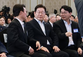 이재명 대통령(가운데)이 13일 청와대 영빈관에서 열린 국정기획위원회 국민보고대회에서 김민석 국무총리(왼쪽) , 이한주 국정기획위원회 위원장과 대화하고 있다. /사진=대통령실통신사진기자단(뉴시스) 