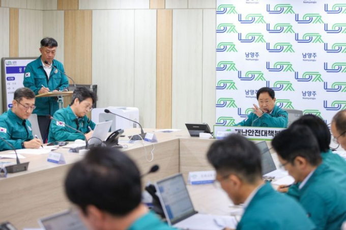 주광덕 남양주시장이 13일 시청 재난안전상황실에서 호우 피해 관련 재난안전대책회의를 열고 있다. /사진제공=남양주시 