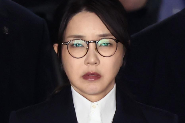 김건희 여사가 수감된 서울남부구치소 식단이 화제다. 사진은 자본시장과 금융투자업에 관한 법률 위반, 정치자금법 위반, 특정범죄 가중처벌 등에 관한 법률 위반(알선수재) 등의 혐의를 받는 윤석열 전 대통령 부인 김건희 여사가 지난 12일 오후 서울 서초구 서울중앙지법에서 열린 구속 전 피의자 심문(영장실질심사)를 마친 뒤 법원을 나서고 있는 모습. /사진=뉴시스(공동취재단)