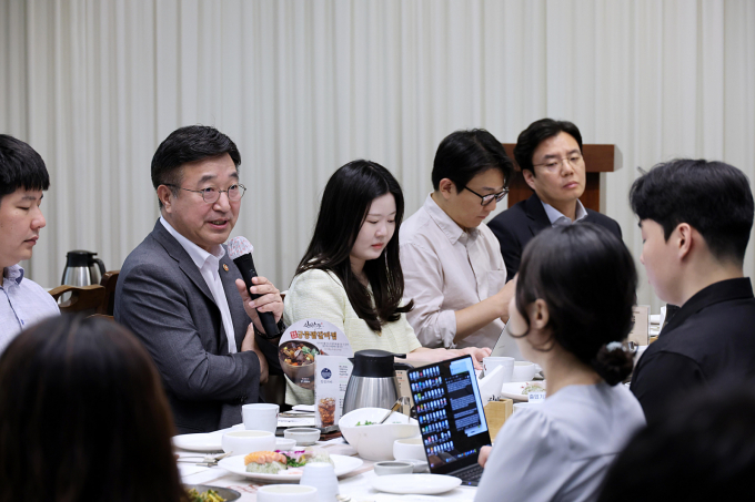 윤호중 행정안전부 장관이 13일 서울 종로구 한 식당에서 열린 출입기자단과의 간담회에서 경찰국 폐지와 관련한 질의에 답을 하고 있다. /사진=뉴시스(행정안전부 제공)