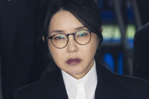김건희 여사가 오는 14일 김건희 특검에 출석해 조사받는다. 사진은 자본시장과 금융투자업에 관한 법률 위반, 정치자금법 위반, 특정범죄 가중처벌 등에 관한 법률 위반(알선수재) 등의 혐의를 받는 윤석열 전 대통령 부인 김건희 여사가 지난 12일 오후 서울 서초구 서울중앙지법에서 열린 구속 전 피의자 심문(영장실질심사)를 마친 뒤 법원을 나서고 있는 모습. /사진=뉴시스(공동취재단)