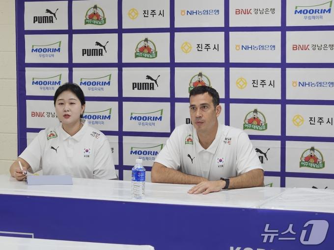 페르난도 모랄레스 여자배구 대표팀 감독(오른쪽)ⓒ News1 안영준 기자