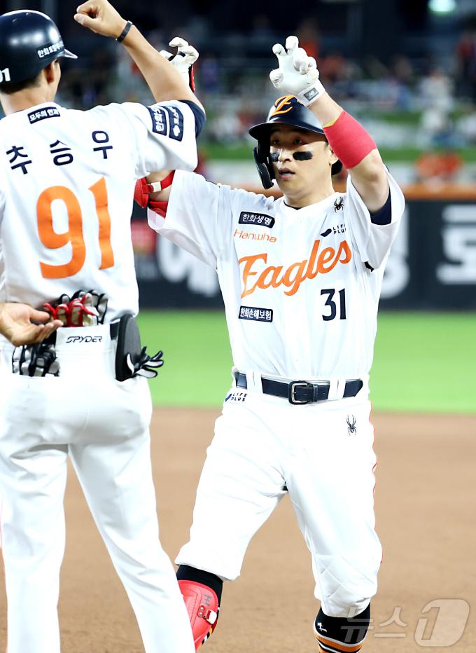 12일 대전 한화생명볼파크에서 열린 프로야구 '2025 신한 SOL 뱅크 KBO리그' 한화이글스 대 롯데자이언츠 경기에서 3회말 손아섭이 안타치며 세리머니를 하고 있다. 2025.8.12/뉴스1 ⓒ News1 김기남 기자