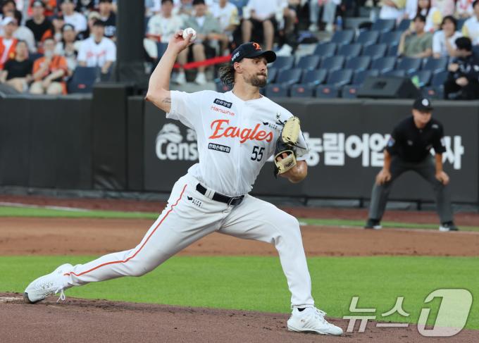 1일 오후 대전한화생명 볼파크에서 열린 프로야구 '2025 신한 SOL뱅크 KBO 리그' 한화 이글스와 NC 다이노스 경기에서 한화 선발 투수 와이스가 역투하고 있다. 2025.7.1/뉴스1 ⓒ News1 김기태 기자