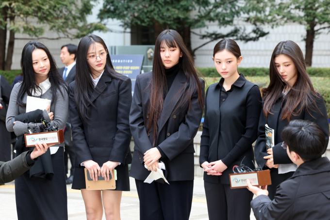 전속계약 분쟁을 벌이고 있는 그룹 뉴진스와 소속사 어도어가 극적 합의를 이룰 수 있을 지 관심이 모아진다. 사진은 지난 3월 서울 서초구 서울중앙지방법원에서 어도어 측이 멤버들을 상대로 제기한  ‘기획사 지위보전 및 광고계약 체결 등 금지’ 가처분 첫 심문기일을 마친 후 취재진 질문에 답한 그룹 뉴진스(왼쪽부터 하니, 민지, 혜인, 해린, 다니엘). /사진=뉴스1
