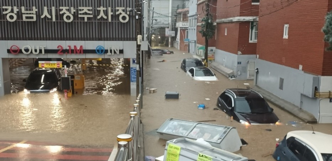  지난 13일 인천 지역에 내린 집중호우로 침수된 인천 서구 인천강남시장 주차장 모습. /사진=독자 제공·뉴스1