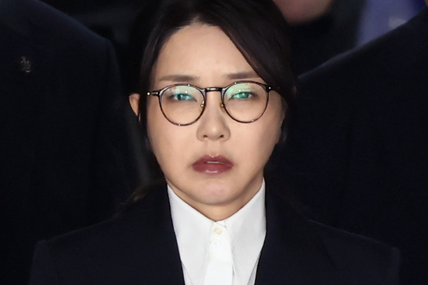 김건희 여사가 14일 오전 10시 특검팀 소환 조사에 출석할 예정이다. 사진은 윤석열 전 대통령 부인 김건희 여사가 지난 12일 오후 서울 서초구 서울중앙지법에서 열린 구속 전 피의자 심문(영장실질심사)를 마치고 나오고 있는 모습. /사진=뉴스1