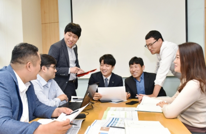 교보생명은 2020년 5월부터 K-FDS를 본격 운영하며 보험사기 조직에 대응하고 있다. 사진은 교보생명 보험사기특별조사팀(SIU) 직원들이 시스템 운영에 관한 회의를 진행하는 모습. /사진=교보생명