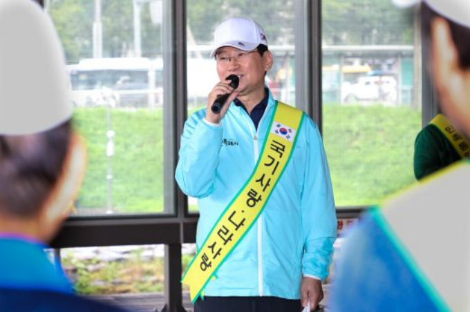 13일 기흥역에서 열린 태극기 나눔 행사에 참석한 이상일 용인시장이 발언하고 있다. /사진제공=용인특례시