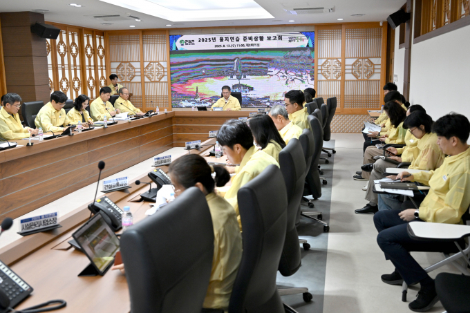 지난 13일 군위군청 제2회의실에서 김진열 군수 주재로 '2025 을지연습 준비상황 보고회'가 열리고 있다./사진제공=대구 군위군
