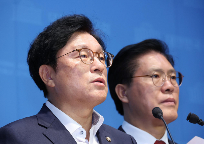 박형수 국회 법제사법위원회 국민의힘 간사를 비롯한 의원들이 7일 오전 서울 여의도 국회 소통관에서 현안 관련 기자회견을 하고 있다.  법사위 국민의힘 의원들은 주식 차명거래 의혹으로 더불어민주당을 탈당한 이춘석 의원의 후임 법사위원장으로 추미애 민주당 의원이 내정된 것에 대해 규탄하며 법사위원장을 야당 몫으로 되돌려줘야 한다고 주장했다./사진제공=뉴시스